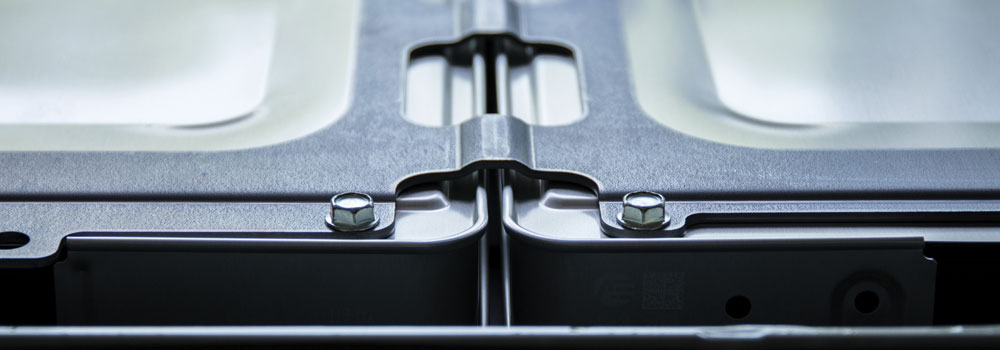 Battery casing header